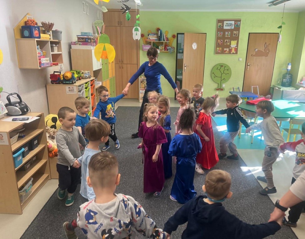 Taniec dzieci w kole oraz dziewczynek w długich sukniach