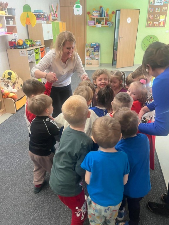 Taniec dzieci w kole oraz dziewczynek w długich sukniach