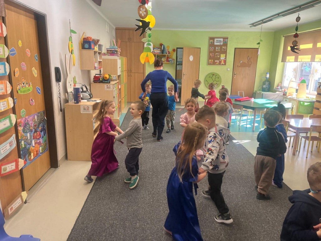 Taniec dzieci w parach chłopcy z dziewczynkami