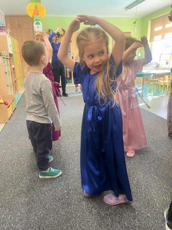 dziewczynka tańczy jak baletnica