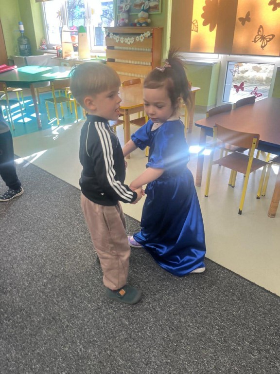 taniec chłopca z dziewczynką