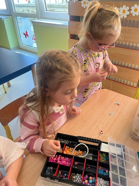 dziewczynki tworzą bransoletki