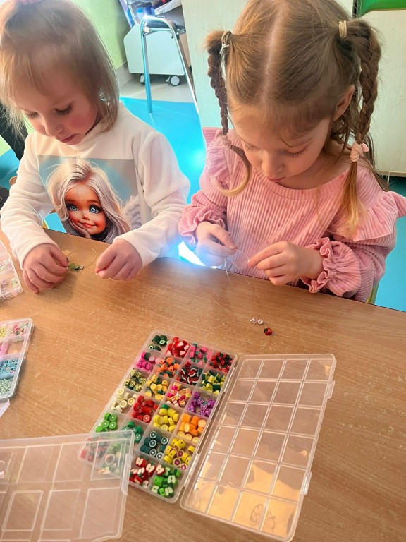 dziewczynki tworzą bransoletki