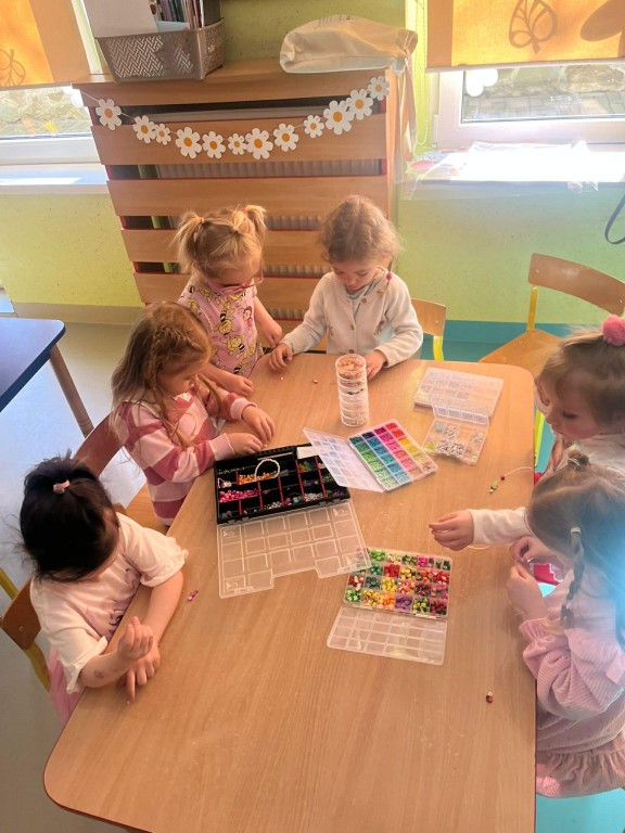 dziewczynki tworzą bransoletki