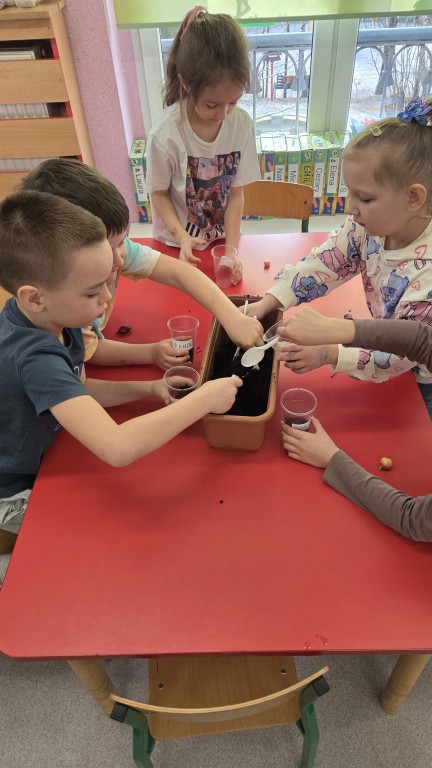 Dzieci sadzą fasolki 