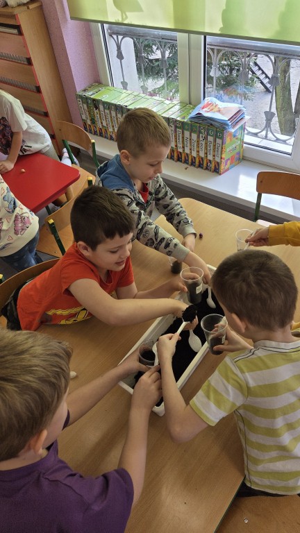 Dzieci sadzą fasolki 