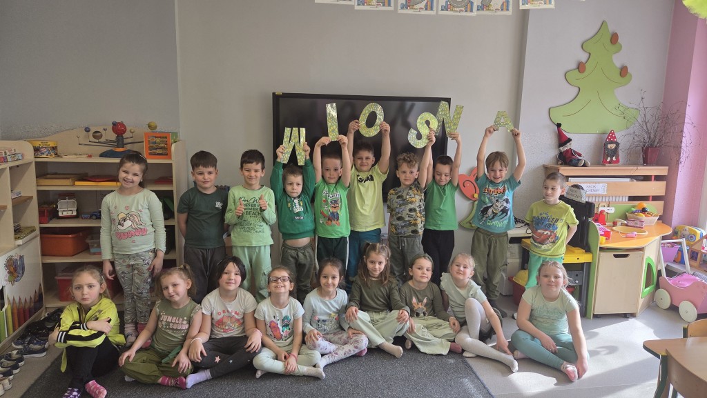 Dzieci ubrane na zielono pozują do zdjęcia