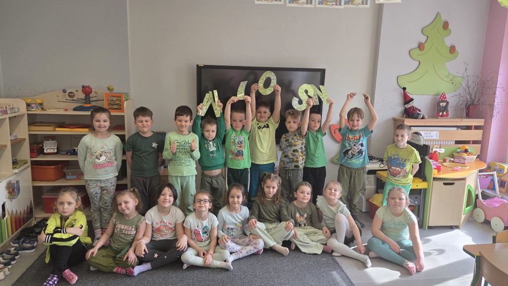 Dzieci ubrane na zielono pozują do zdjęcia