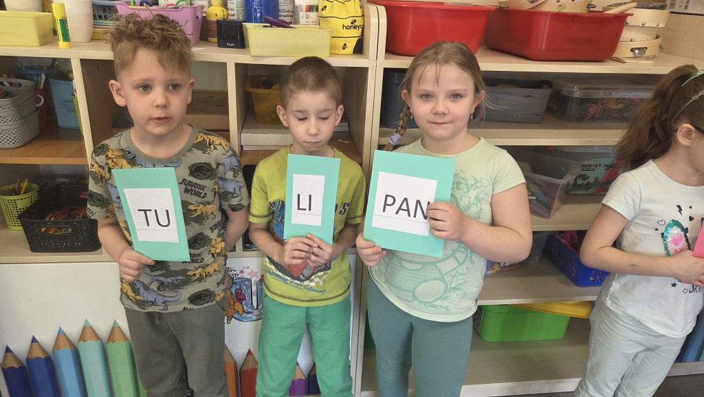 Dzieci trzymają napis tulipan