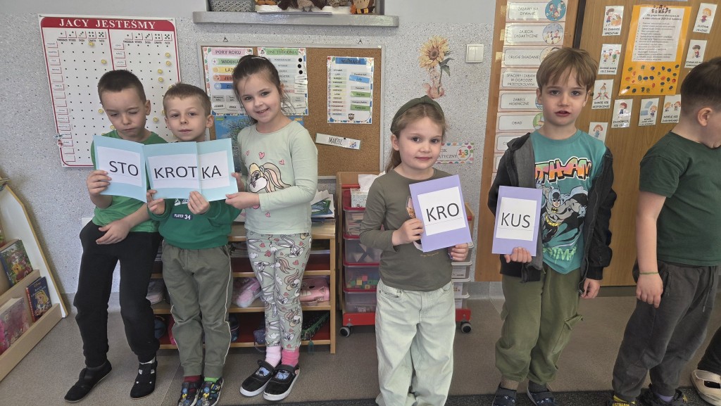 Dzieci trzymają napis stokrotka i krokus