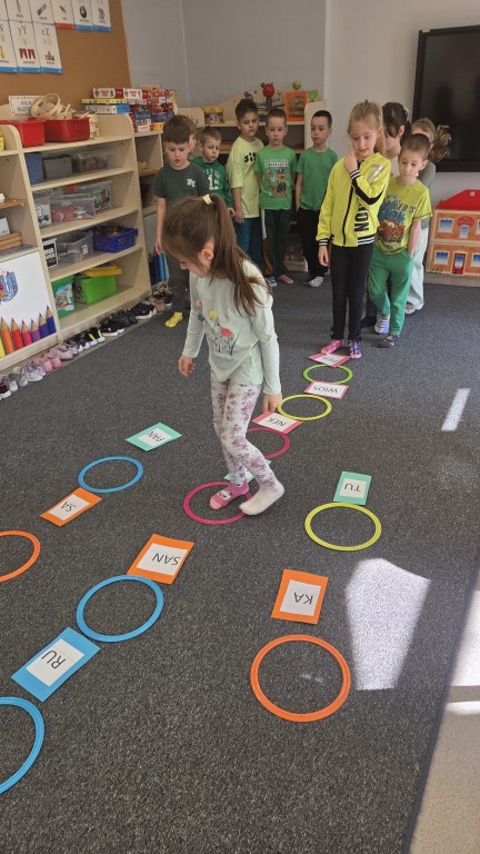 Dzieci skaczą do obręczy