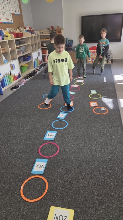 Dzieci skaczą do obręczy