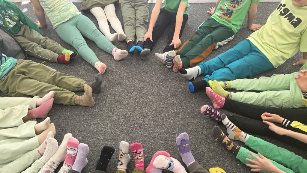 Dzieci pokazują skarpetki nie do pary