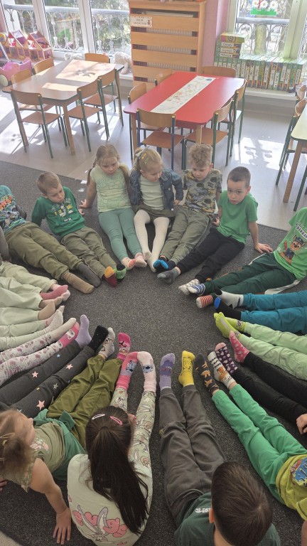 Dzieci pokazują skarpetki nie do pary