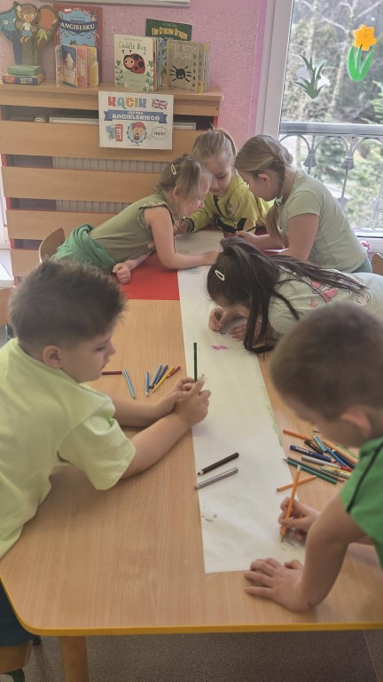 Dzieci malują obrazek