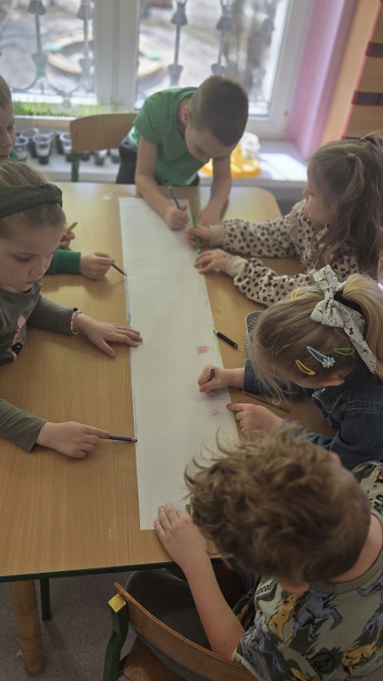 Dzieci malują obrazek