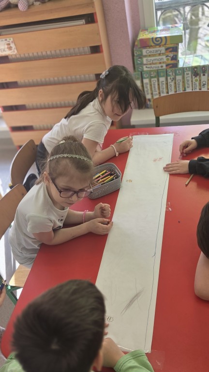 Dzieci malują obrazek