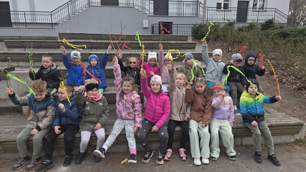 Dzieci siedzą na ławce w parku