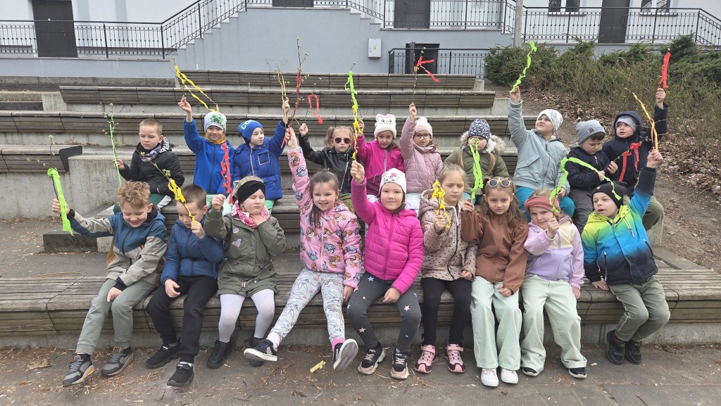 Dzieci siedzą na ławce w parku