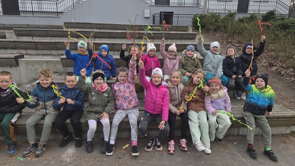 Dzieci siedzą na ławce w parku