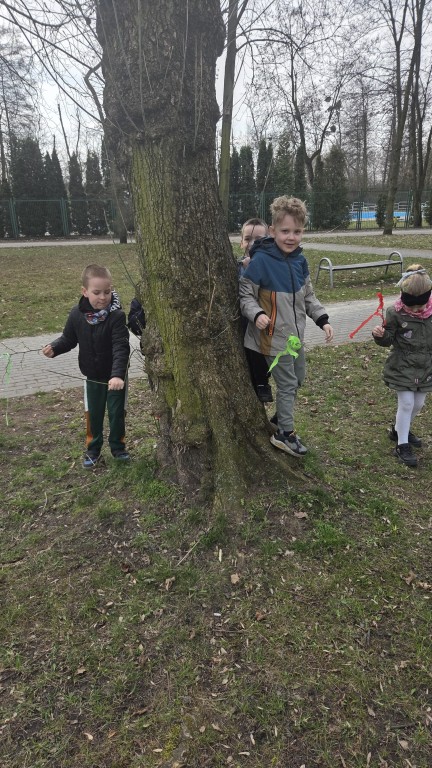 Dzieci przy drzewie