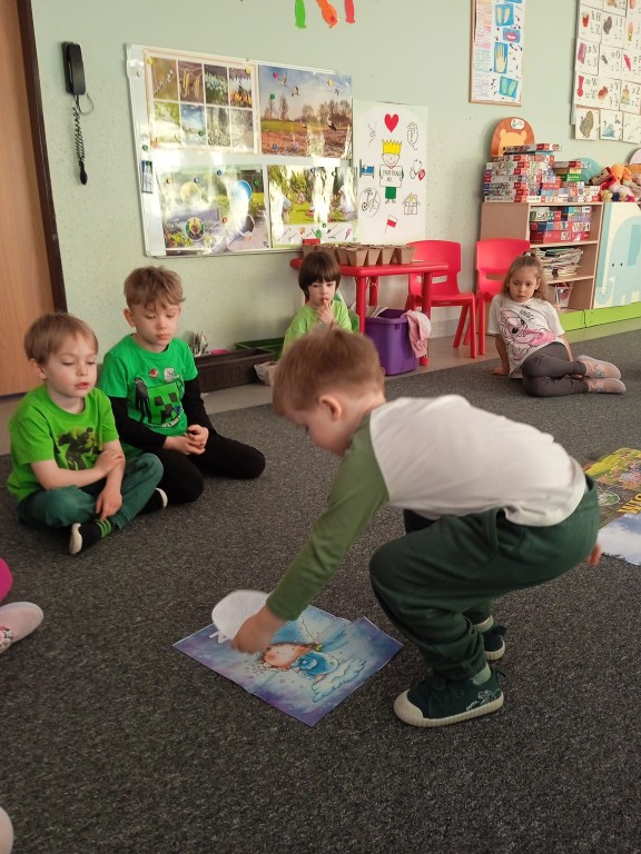 dzieci dobieraja obrazki do pory roku