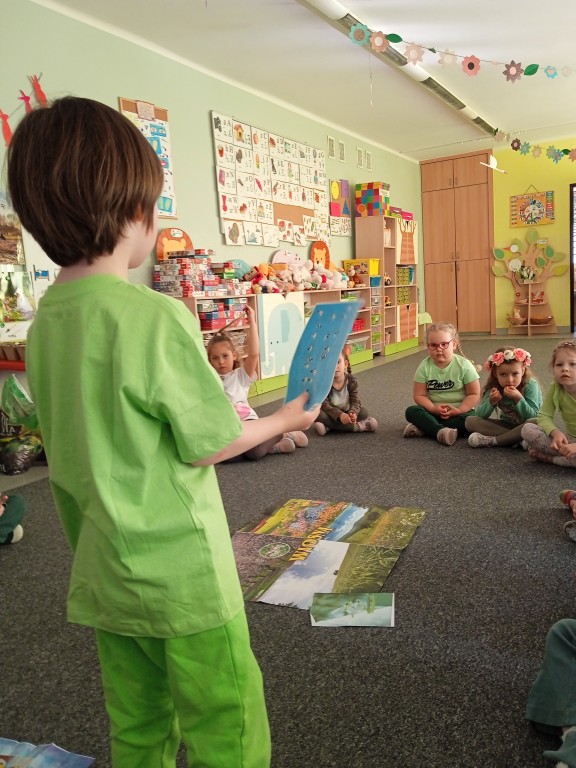 dzieci dobieraja obrazki do pory roku