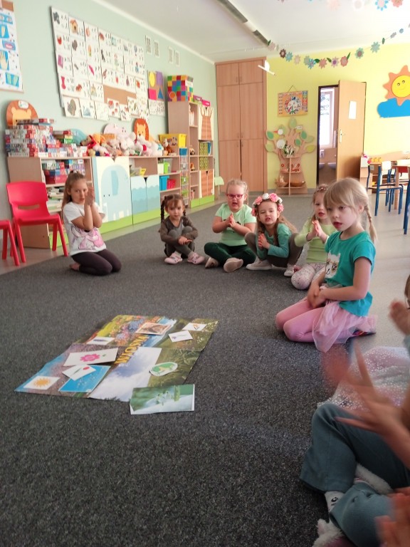 dzieci dobieraja obrazki do pory roku