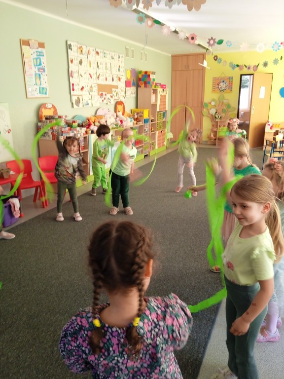 dzieci tancza z zielonymi wstazkami