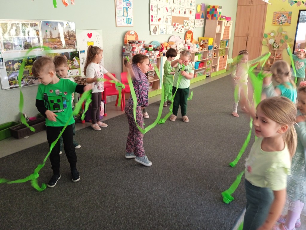 dzieci tancza z zielonymi wstazkami