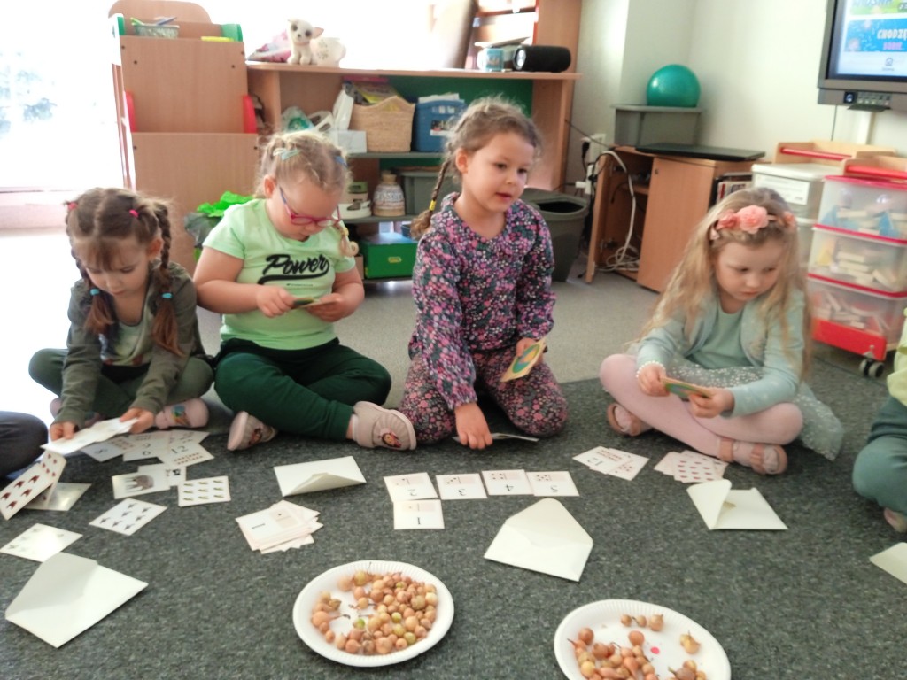 dzieci przeliczaja cebulki