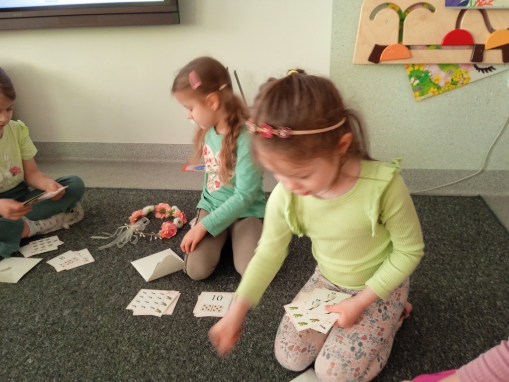 dzieci przeliczaja cebulki