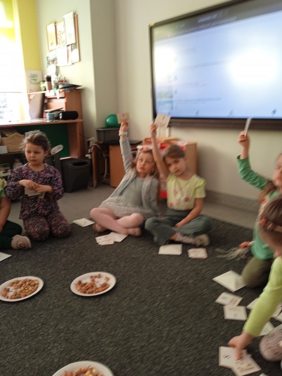 dzieci przeliczaja cebulki