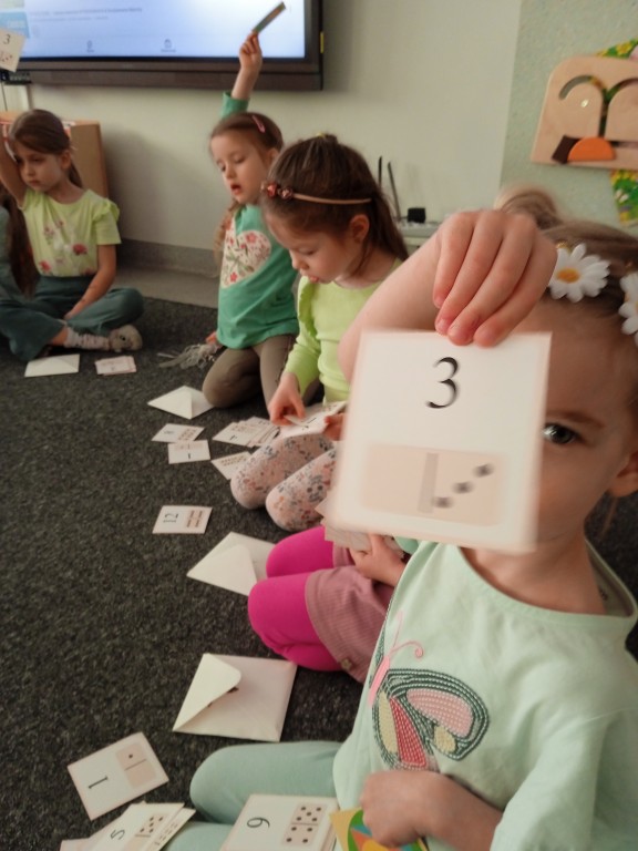 dzieci przeliczaja  cebulki