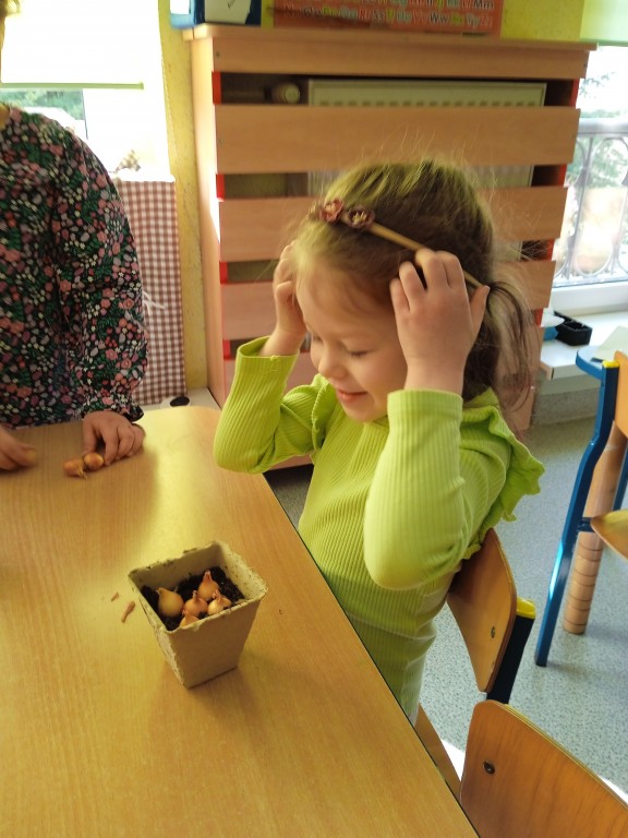 dzieci sadza wiosenne cebulki