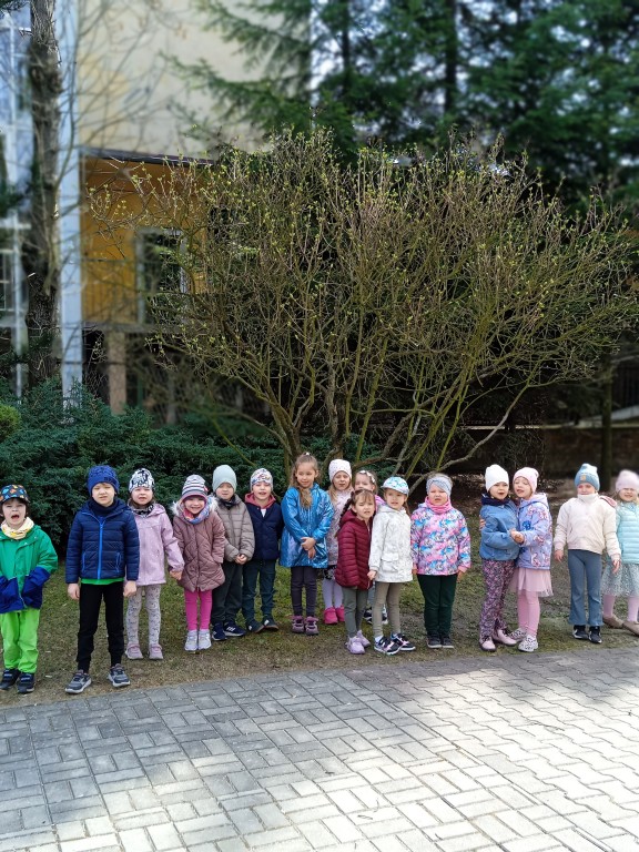 powitanie wiosny na podworku przedszkolnym