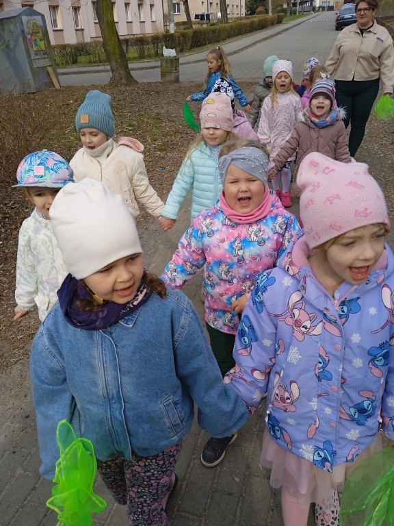dzieci wiwatuja witaj wiosno na spacerze