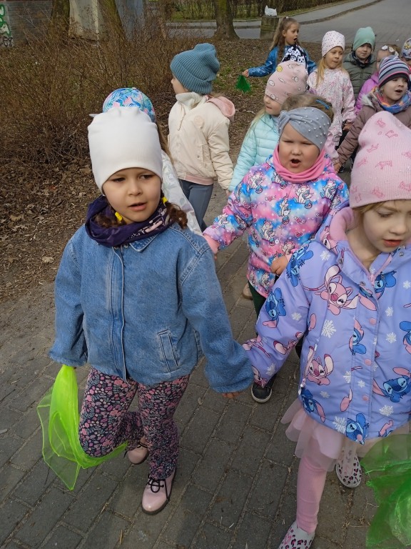 dzieci witaja wiosne na spacerze