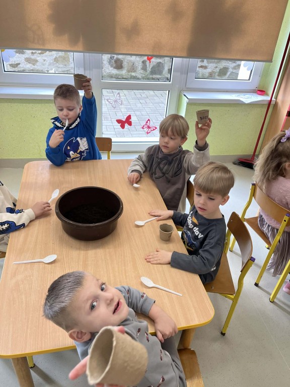 Dzieci pozują ze swoimi doniczkami