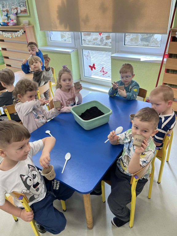 Dzieci pozują ze swoimi doniczkami