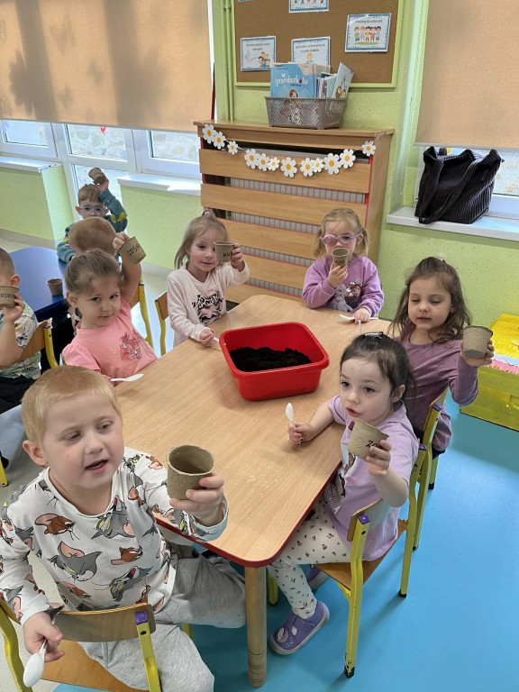 Dzieci pozują ze swoimi doniczkami