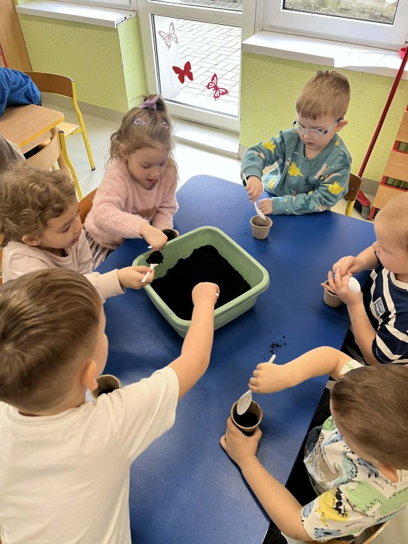 dzieci zakłądają swój ogródek