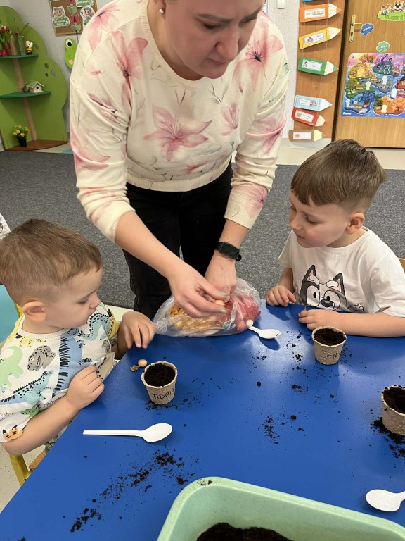 dzieci zakłądają swój ogródek