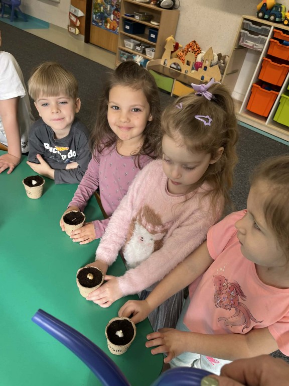 dziewczynki dumnie prezentują swoje doniczki