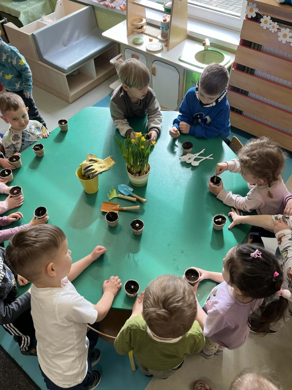 dzieci czekają na podlewanie