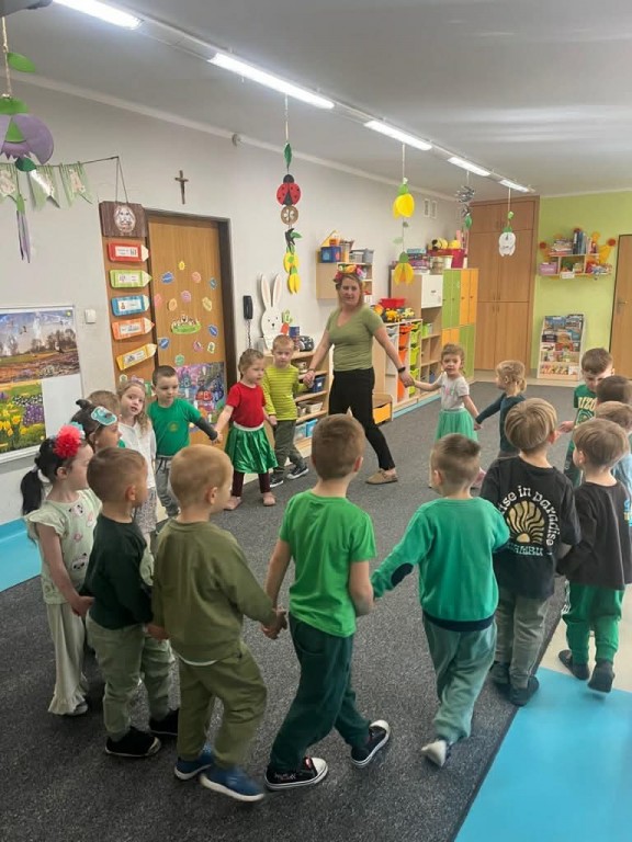 Powitanie wiosny piosenką w kole