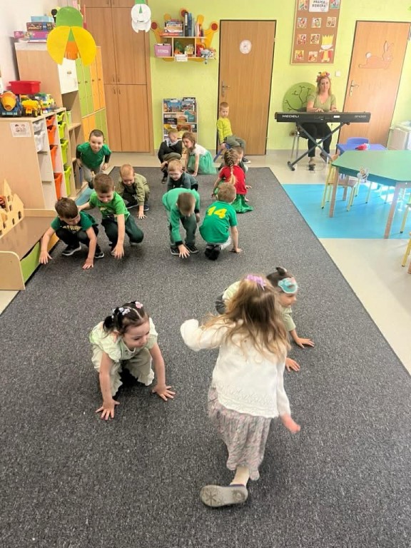 Zabawa ruchowa- skaczące żabki