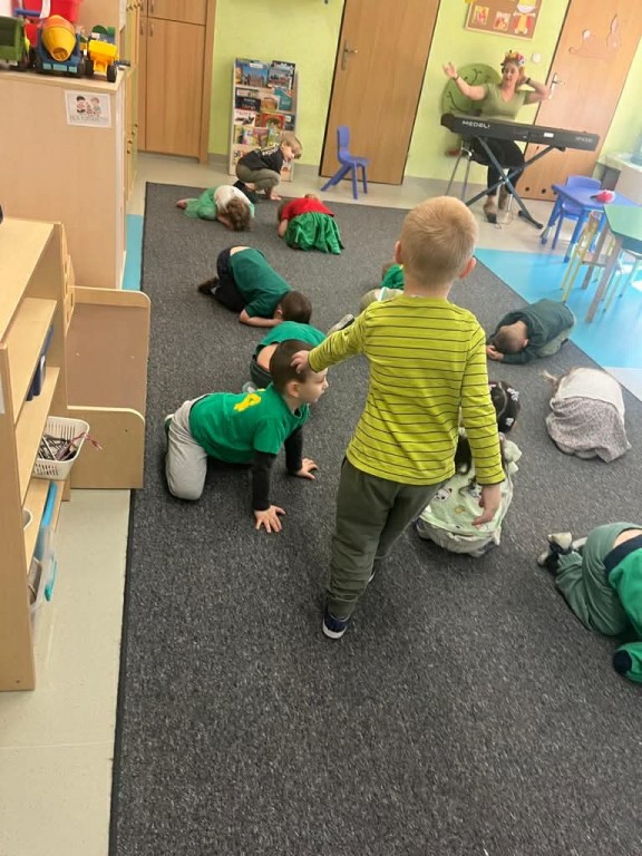 Zabawa ruchowa- bocian i żabki