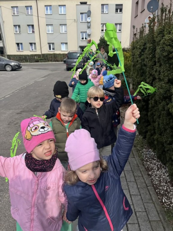 wiosenny pochód w okolicy przedszkola z maikami