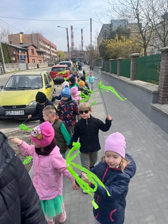 wiosenny pochód w okolicy przedszkola z maikami